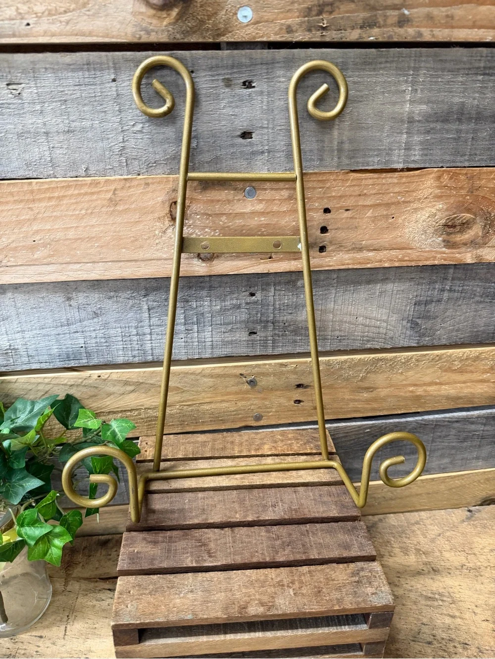 Gold Wrought Iron Scroll Display Wall Plate Rack